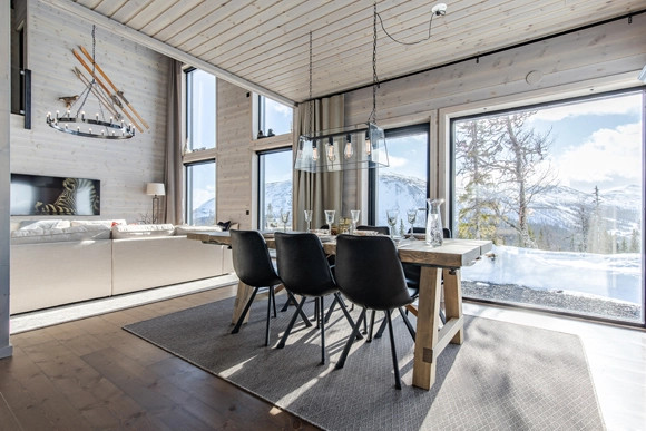 Fjällstuga inredd med Traryd fönster